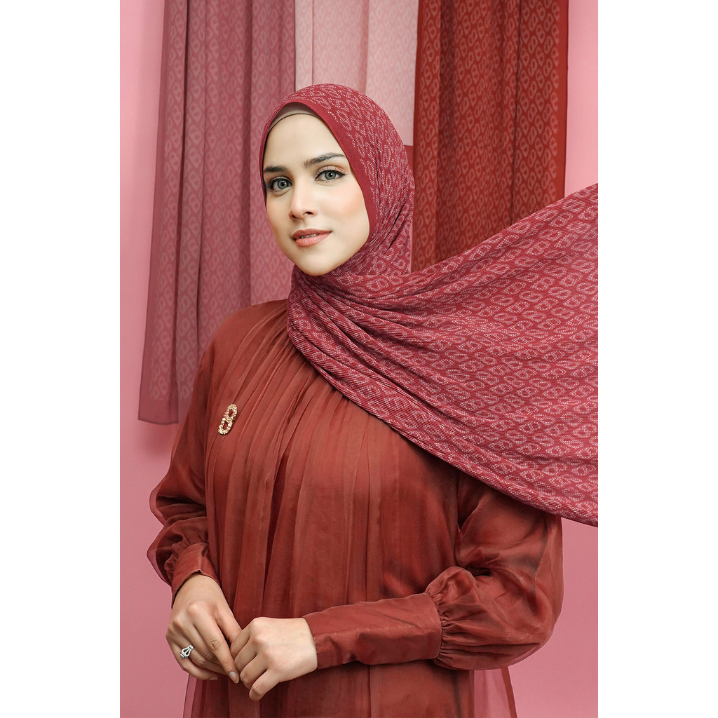 Buttonscarves Tapis Pleated Shawl - Tomato