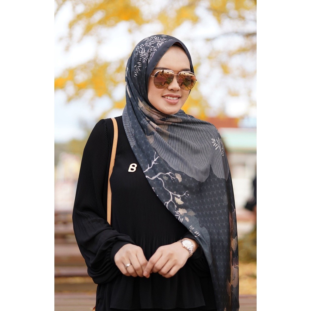 Buttonscarves Ginkgo Shawl in Black Sesame