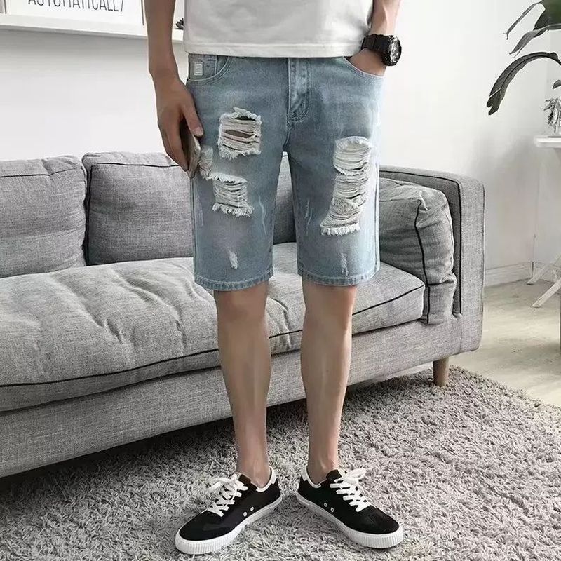 Celana pendek denim, celana slim-fit setengah panjang warna biru muda yang sobek.
