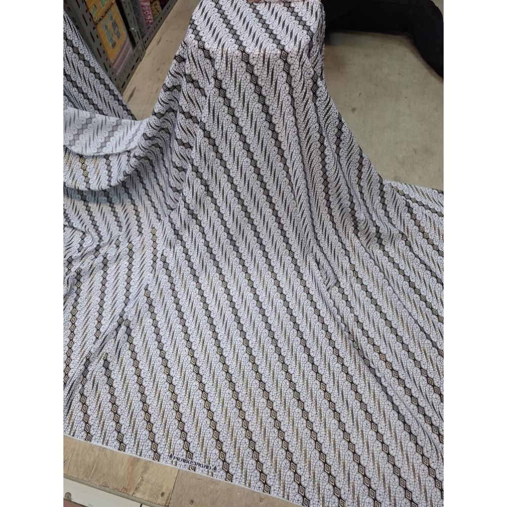 JUAL KAIN BATIK MOTIF LERENG SOLO ECERAN, BAHAN BATIK SUTRA HALUS ADEM LEMBUT MOTIF LERENG, BATIK SU