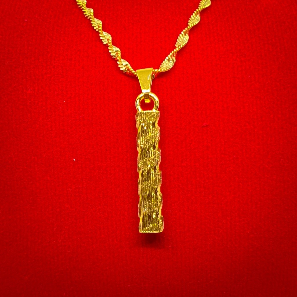 Kalung kecil berbentuk batang, kalung emas, terbuat dari bahan berlapis emas 24 karat.