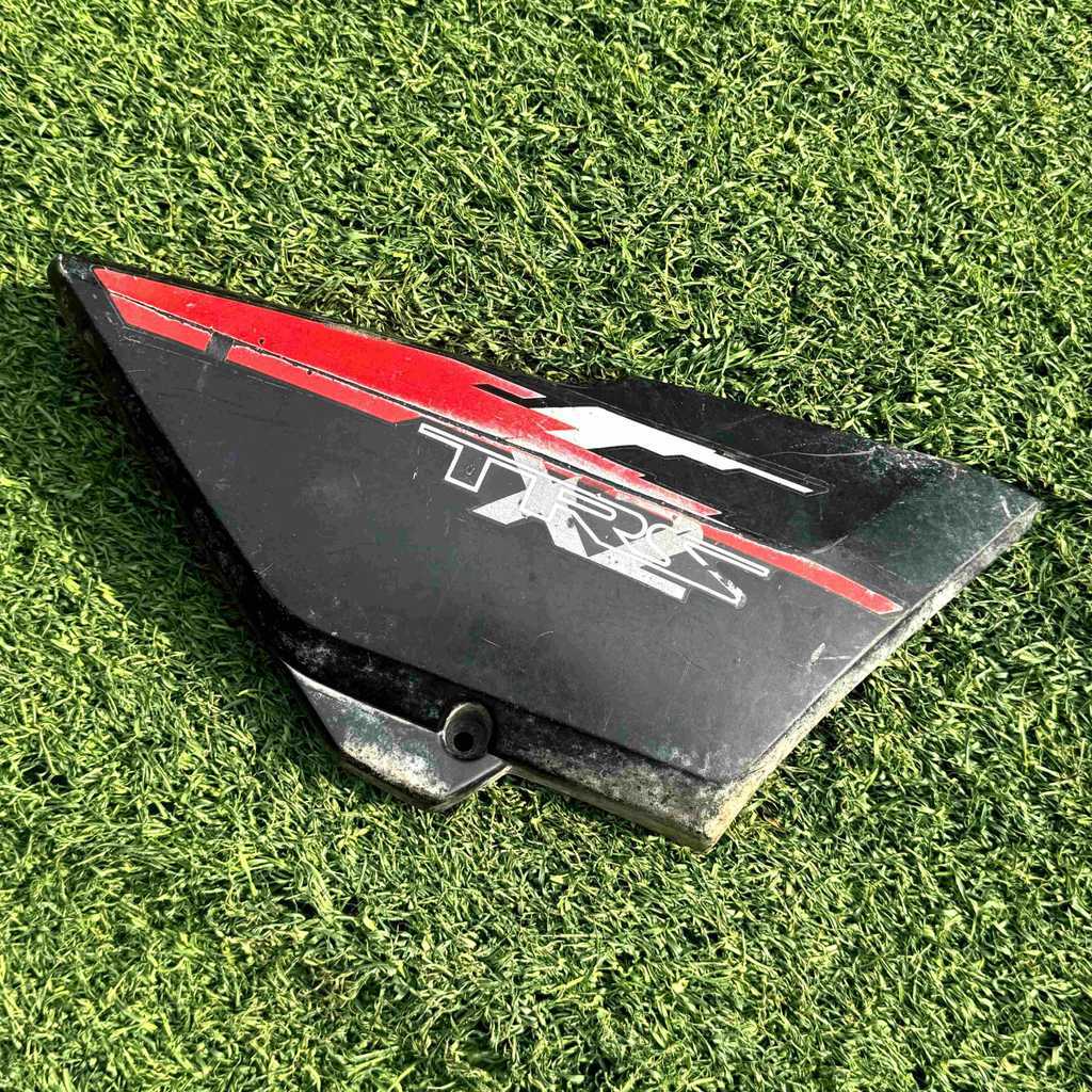 Cover Aki TRS X2 KATANA KANAN HITAM Body Tengah SUZUKI ORI JAPAN BEKAS COPOTAN
