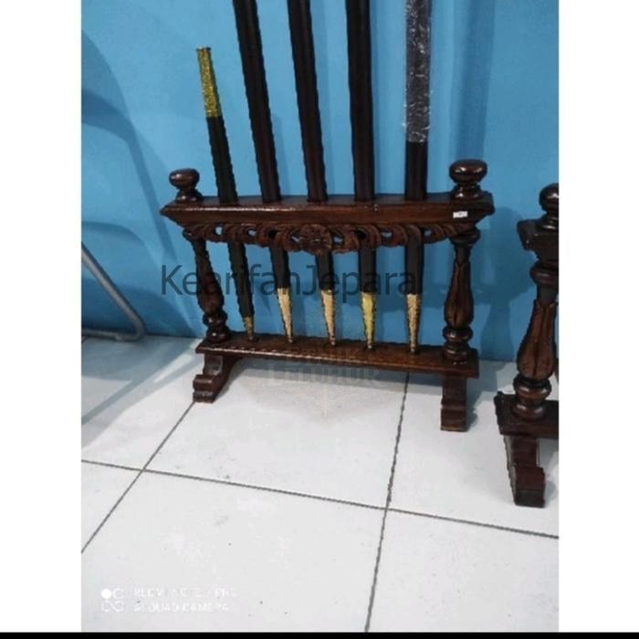 Jagrak Tombak Pusaka Klasik Isi 5 Kayu Mahoni Bahan Kayu Jati  -Etnikleluhur