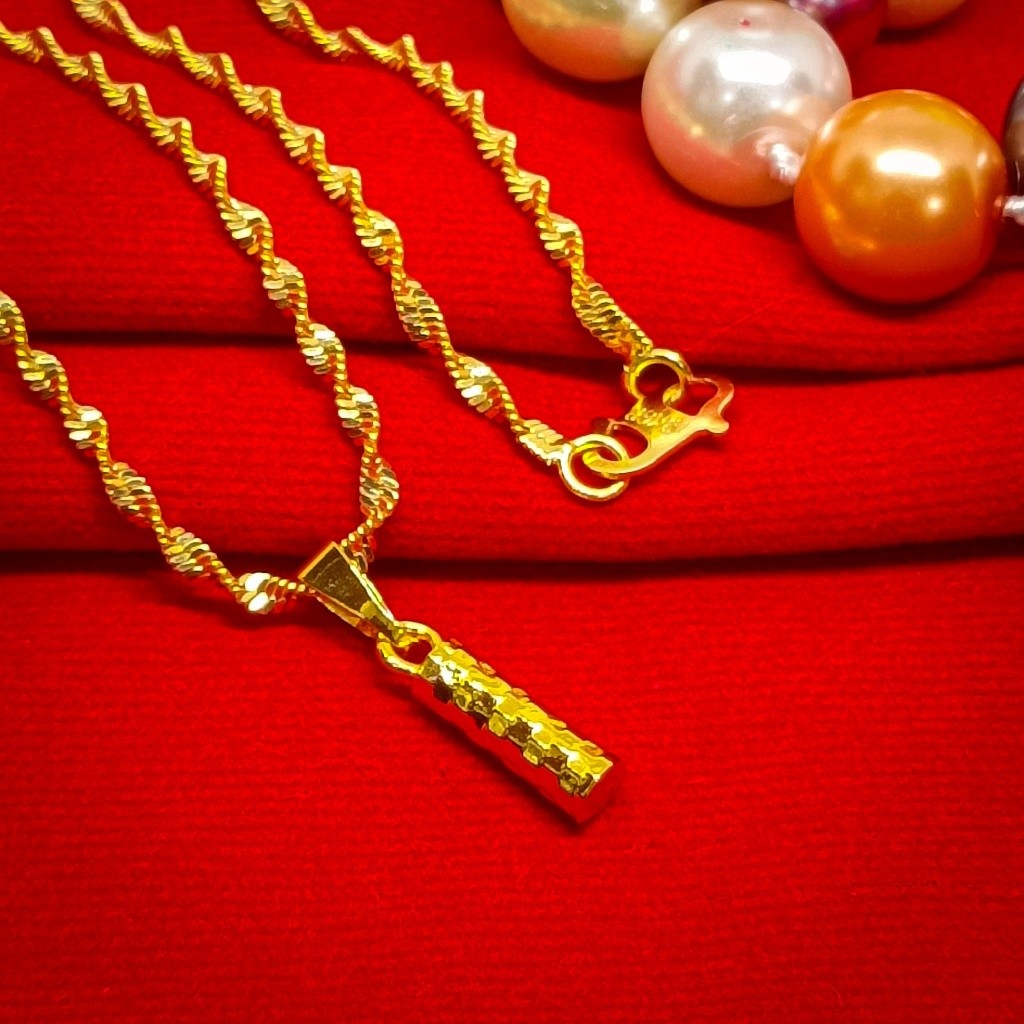 Ini adalah kalung baru, berbentuk seperti batangan emas kecil, dibuat di Hong Kong dan dilapisi deng