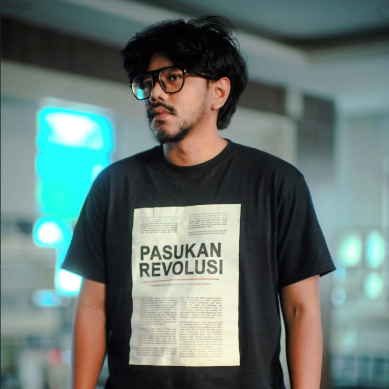 BAJU KAOS “PASUKAN REVOLUSI” BY FERRY IRWANDI - DESAIN EKSKLUSIF ART COLLAB, READY STOCK UNTUK PENGI