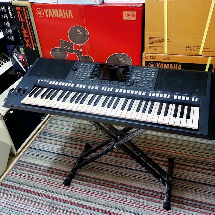Keyboard Yamaha PSR-S750 dengan stank keyboard