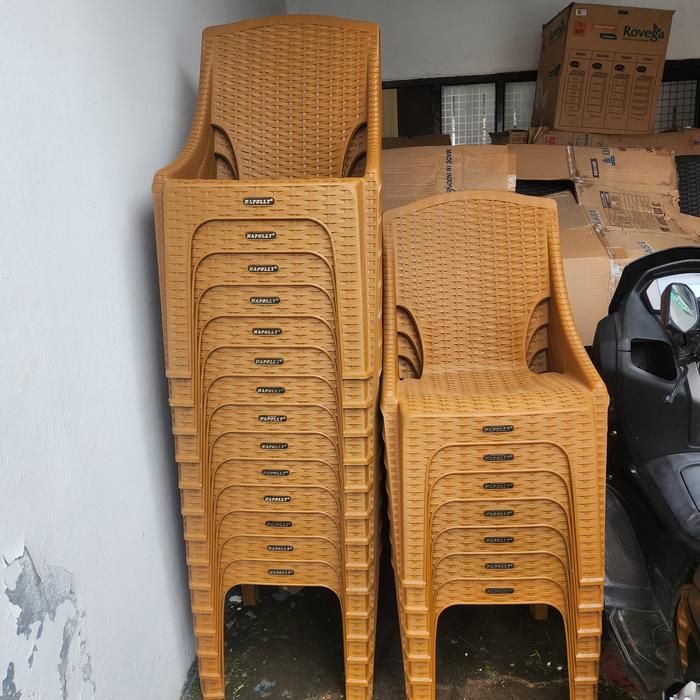 Kursi Plastik Sandaran Pangeran Napolly - Cream