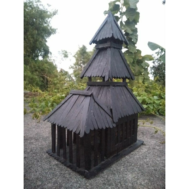 miniatur masjid agung Demak dari stik es krim sudah di cat warna hitam