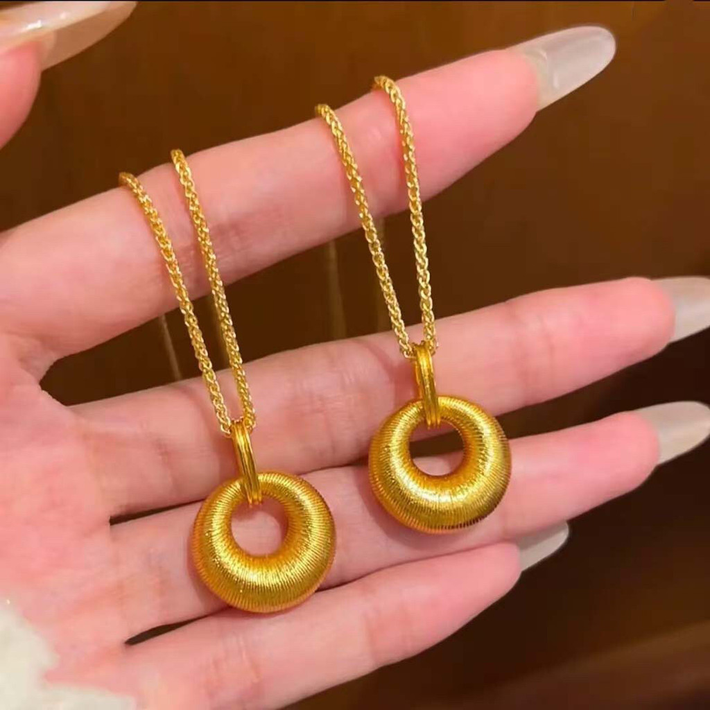 Perhiasan gaya baru: kalung liontin emas sikat dengan liontin kecil berbentuk kancing.