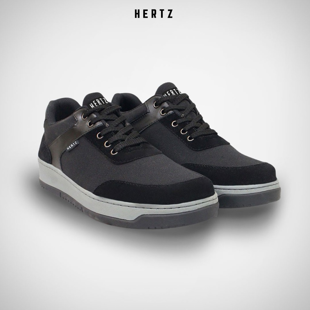 Hertz - Sepatu Sneakers Pria H 4701 Brand Hertz Sepatu Casual Kuliah Kerja Hangout Warna Hitam