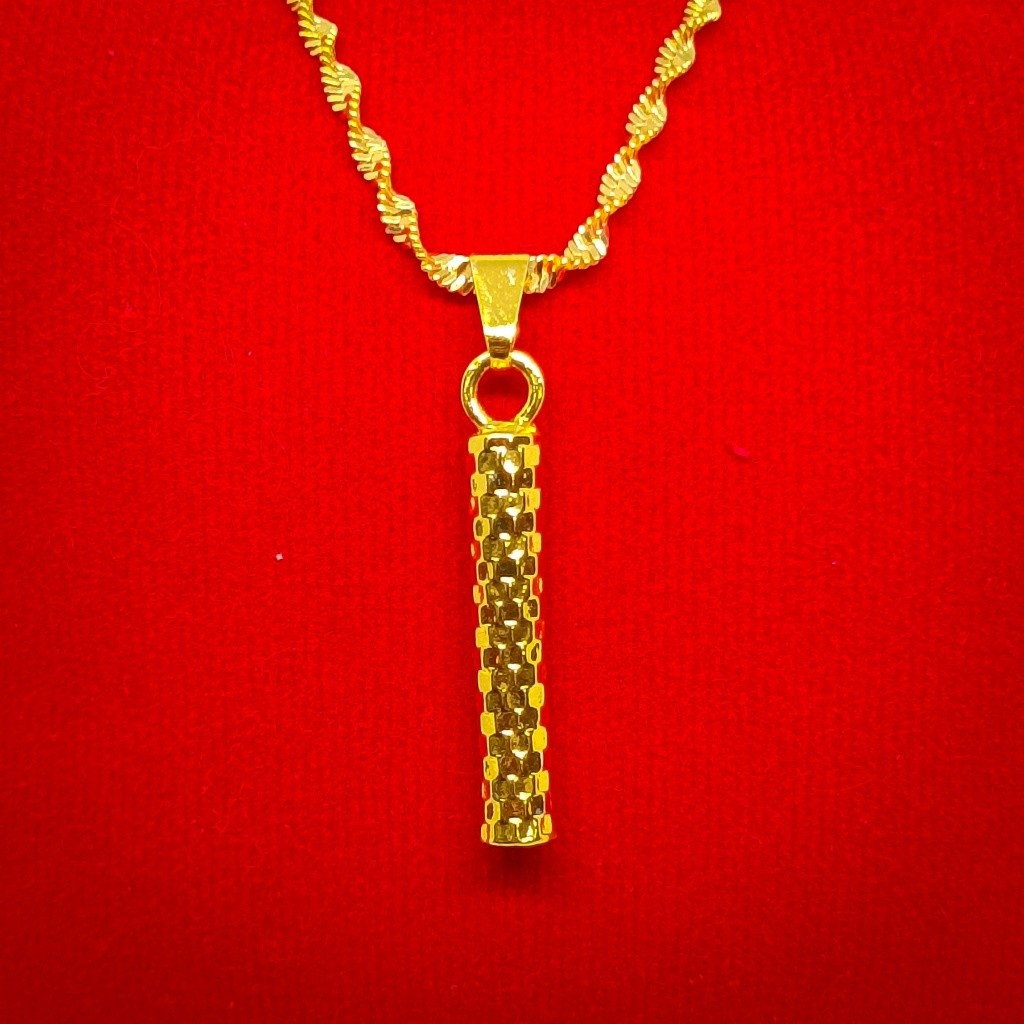 Kalung berbentuk batangan emas berlapis emas 24 karat baru dari Hong Kong.