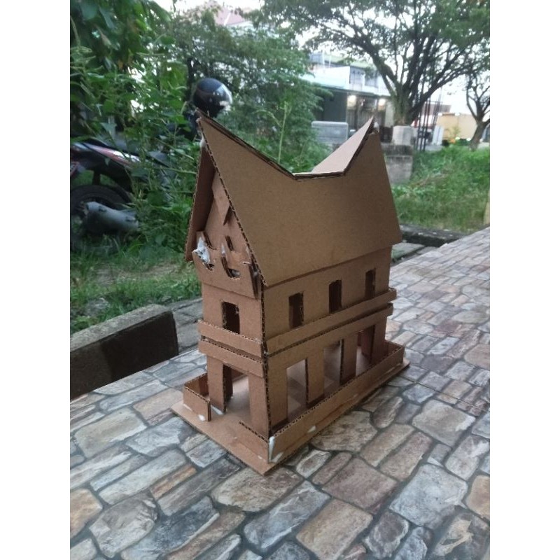 miniatur rumah bolon adat Batak dari kardus