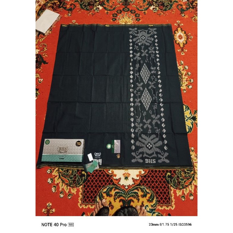 Cuci Gudang Sarung Bhs Infinity Gold-Silver Dan Cosmo Hitam Putih Polos Kualitas Tertinggi