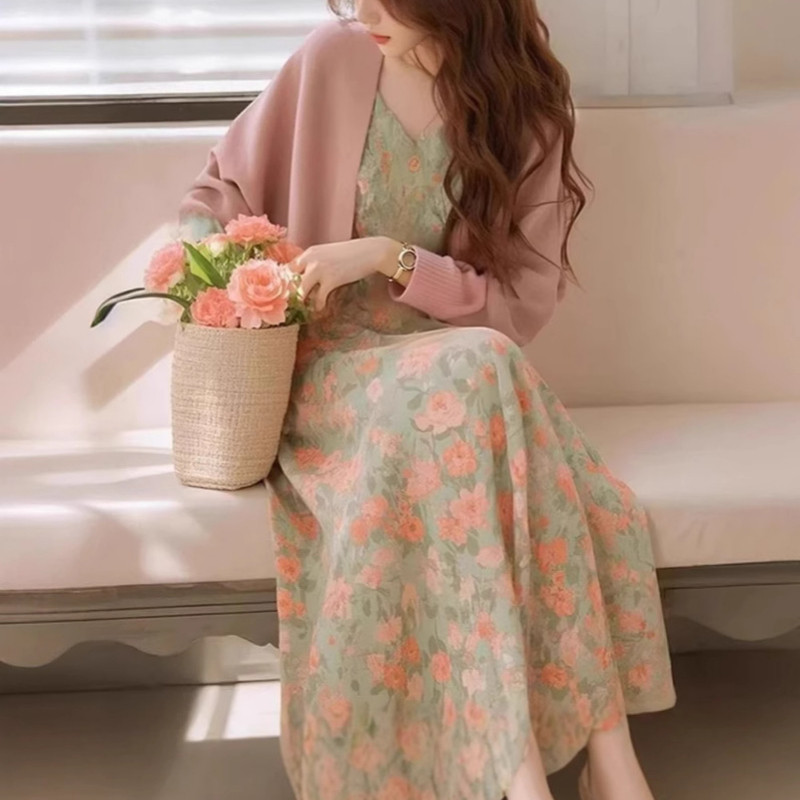 Mode Vogue Atasan cardigan rajut gaya lembut terbaru dan gaun suspender motif bunga