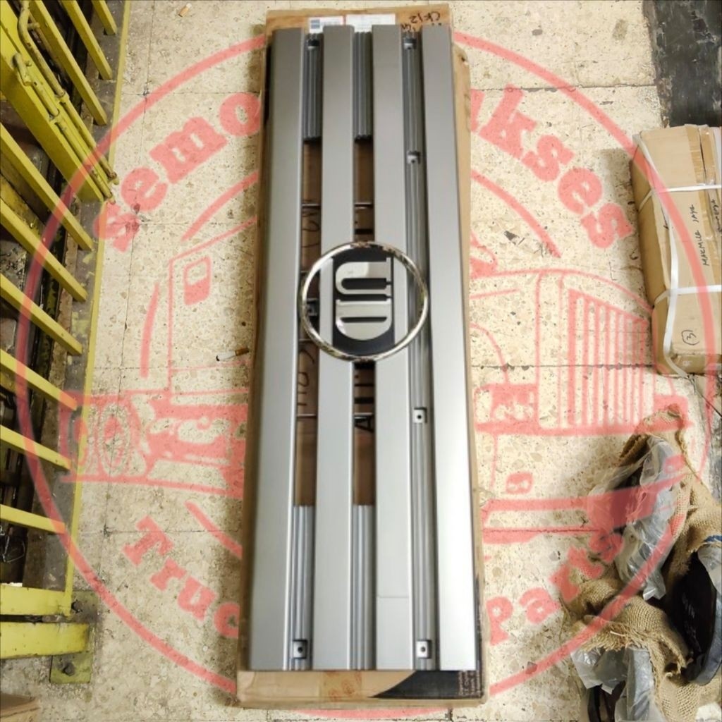 Front Grille + Mark UD NISSAN CK 12 Grill Depan NISSAN CK12 Abu Abu + Emblem UD