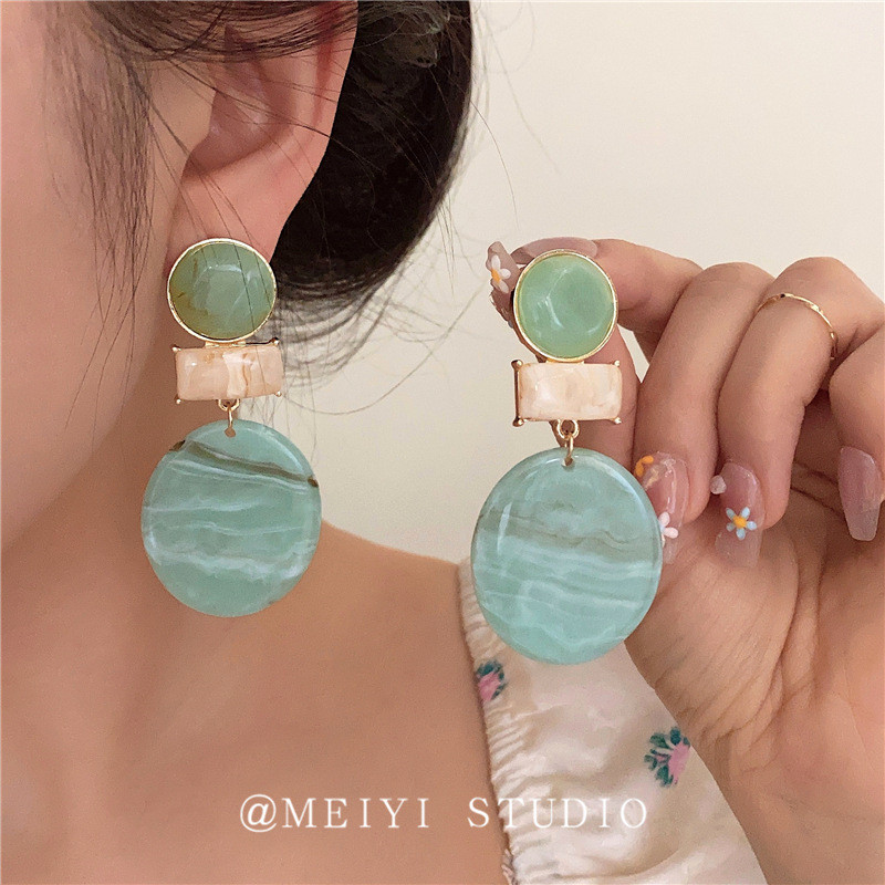 Anting-anting liontin geometris akrilik gradasi musim panas, anting-anting pantai yang berdesain ber
