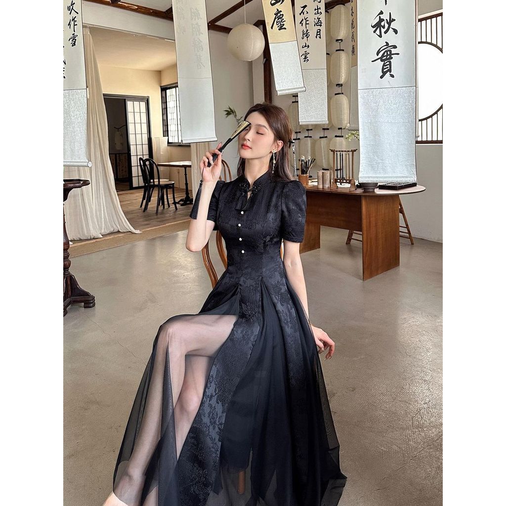 Gaun elegan hitam misterius