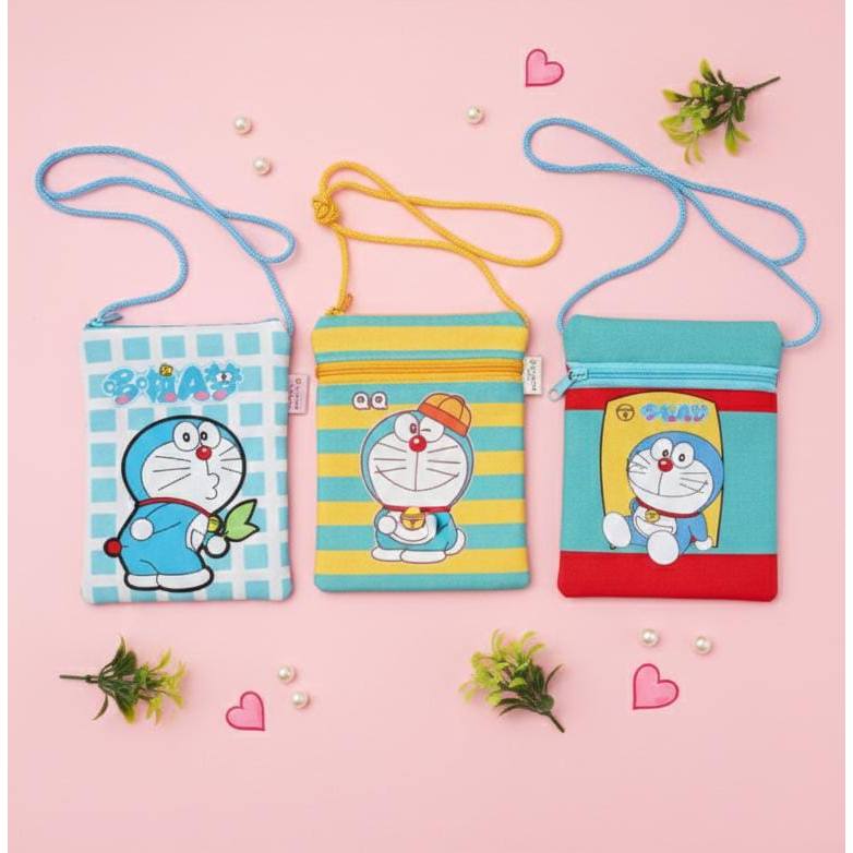 Dompet kecil atau tas selempang mini dengan desain karakter Doraemon Ps