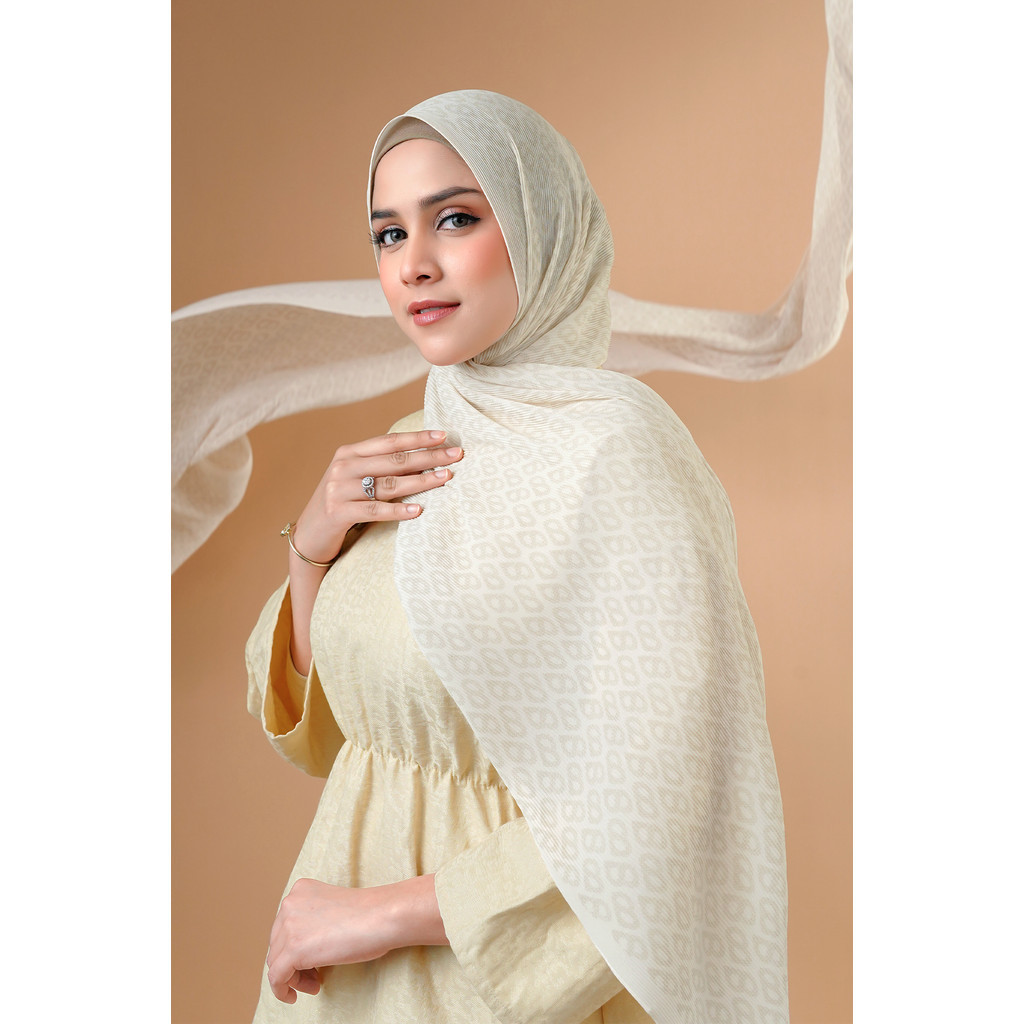Buttonscarves Tapis Pleated Shawl - Vanilla