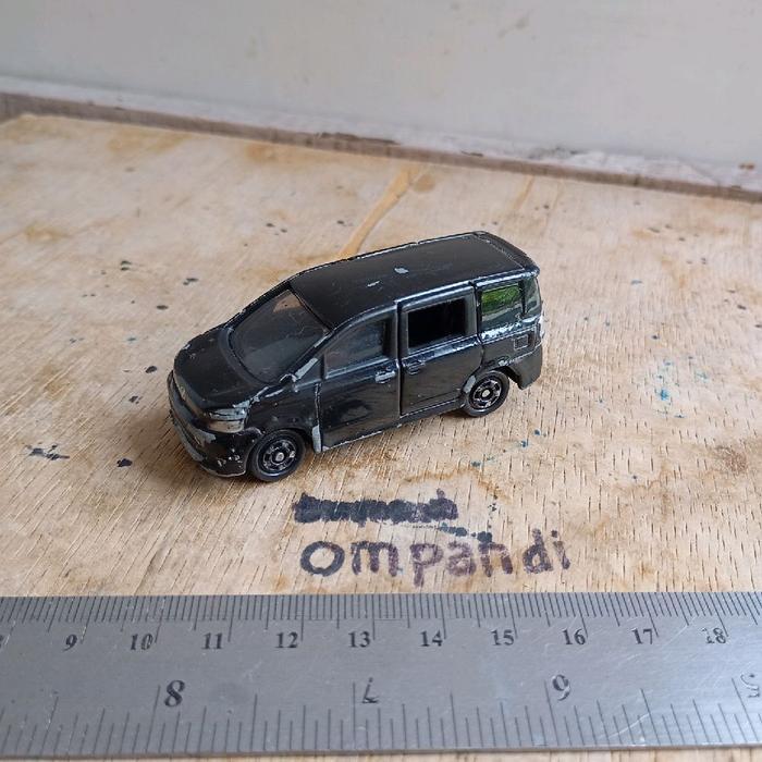 diecast tomica mobil toyota voxy vietnam GG99