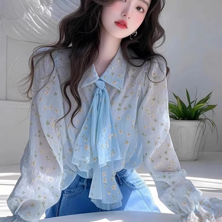 Kemeja sifon pita, atasan bermotif bunga biru muda