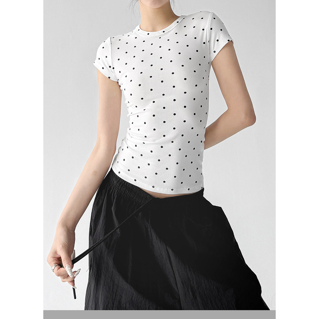 Kaos lengan pendek motif polkadot putih untuk wanita