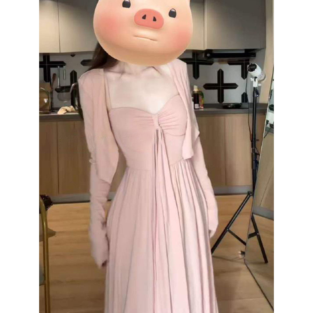 Gaun slip pink murni dan menawan ala Prancis dengan cardigan yang dipadukan dengan set rok panjang.