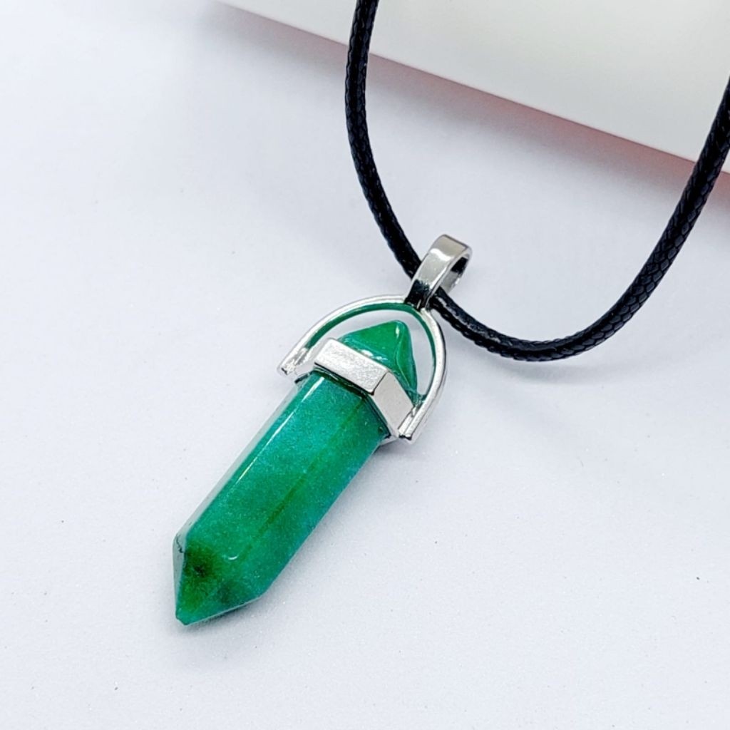 Kalung batu giok hijau piramide asli batu / green jade Akik