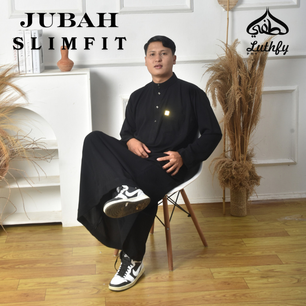 Jubah Pria Hitam Slimfit Bahan Jetblack Nyaman Dipakai Kerah Thobe Kancing Impor