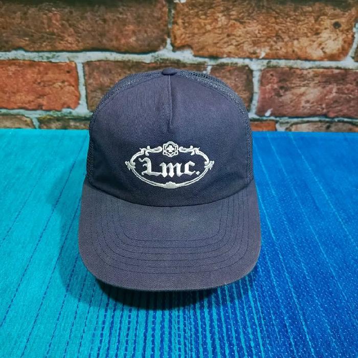 Topi Baseball LMC dengan Desain Elegan dan Logo LMC yang Menonjol