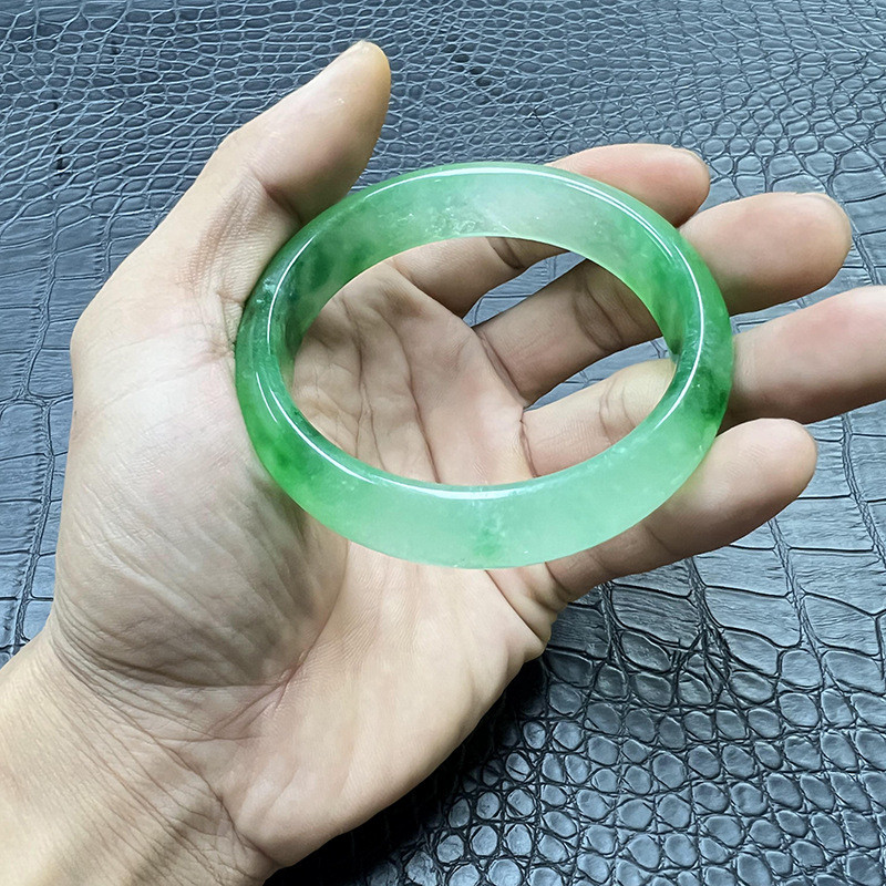 Gelang Giok Tertua, Kuarsit Hijau Es, Giok Putih dengan Inklusi Hijau, Gelang Giok Hijau Zamrud.
