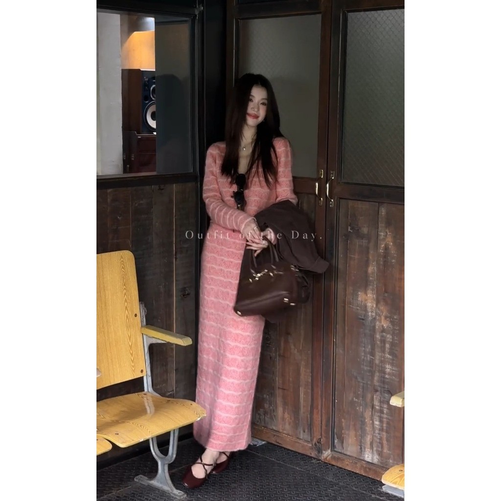 Set rajutan warna pink yang awet muda, terdiri dari atasan sweater leher V bergaris dan rok.