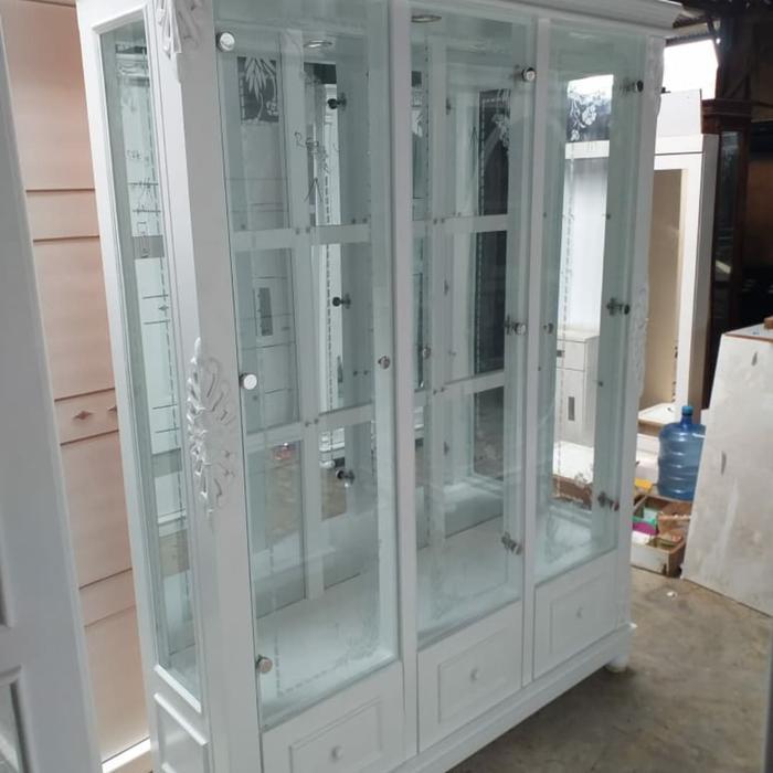 Lemari hias / lemari kristal / lemari tas 3 pintu kayu warna putih.