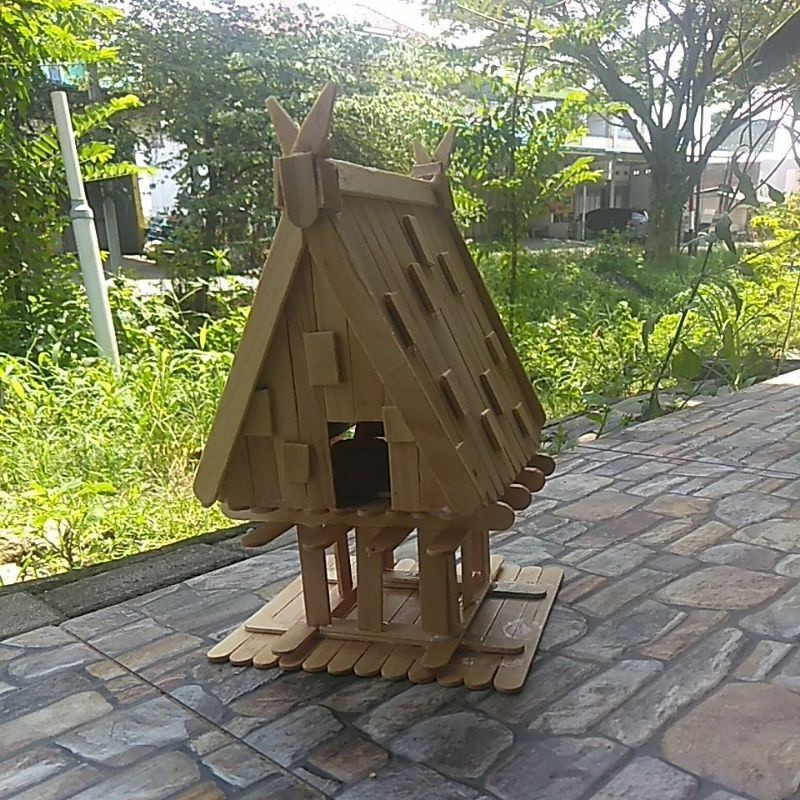 miniatur rumah tambi adat sulawesi tengah dari stik es krim