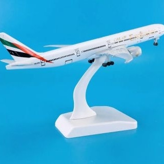 SUMERKAN Miniatur Diecase Pesawat Emirates 20 cm Ada roda b777