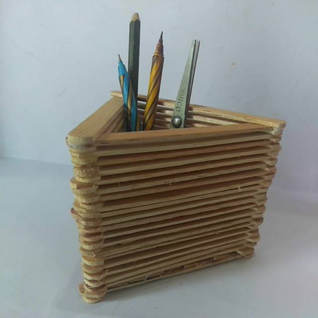 tumpukan stik es krim di lem jadi tempat pensil segi tiga