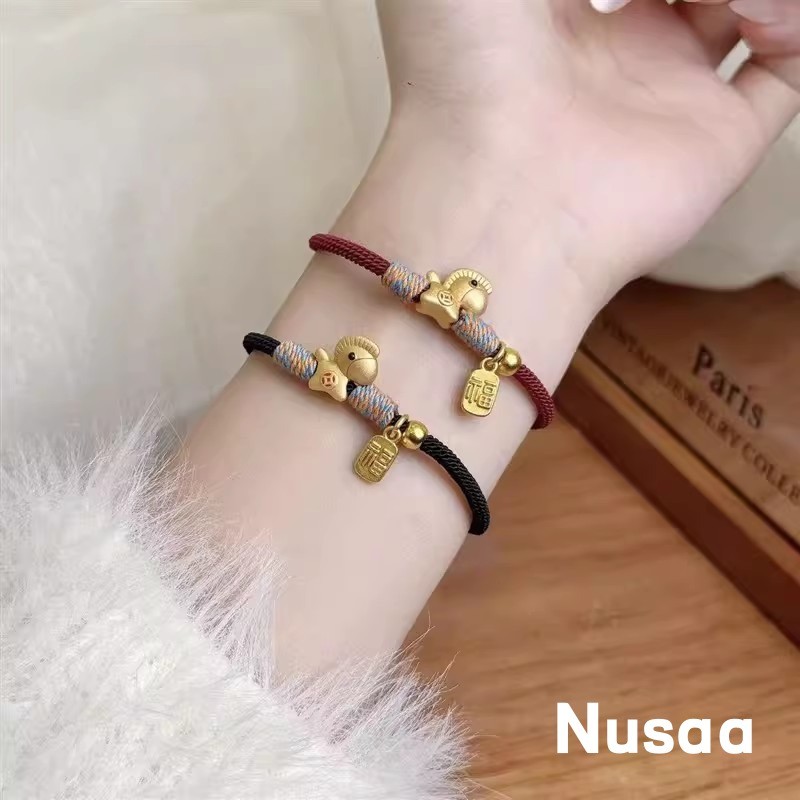 [Nusaa] Gelang Tali Anyaman Kuda Liontin Keberuntungan Emas Warna Merah Dan Hitam Untuk Wanita Z382