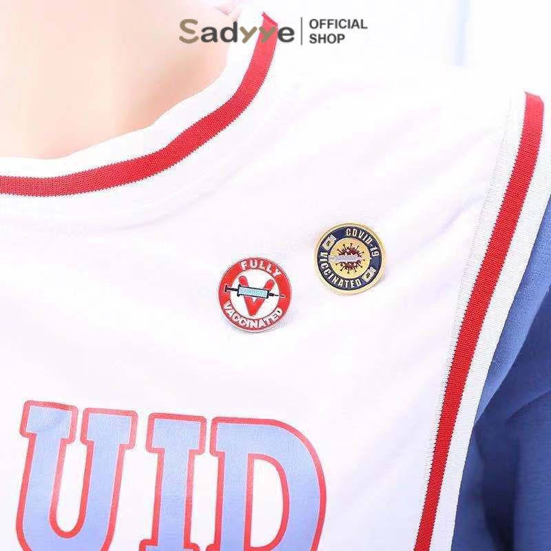 Sadyye Pin Enamel Kreatif Vaksin COVID-19 Lencana Coronavirus Bros Pin Kerah Merah Perhiasan Ulang T