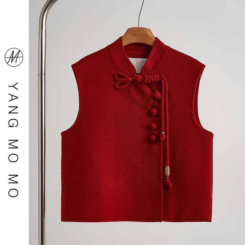 Rompi dengan gesper merah, jaket pendek, pakaian wanita, rompi lipat.