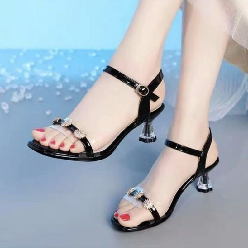Sepatu hak tinggi wanita model open-toe, hak sedang, serbaguna, dan modis.