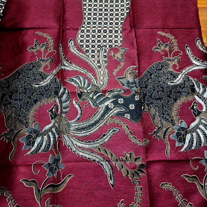 Kain batik dobby motif burung merak kawung warna dasar merah