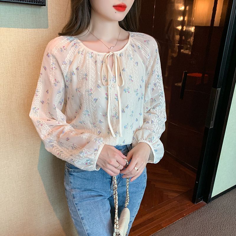 Blus wanita baru berlengan panjang dari bahan sifon bermotif bunga segar.