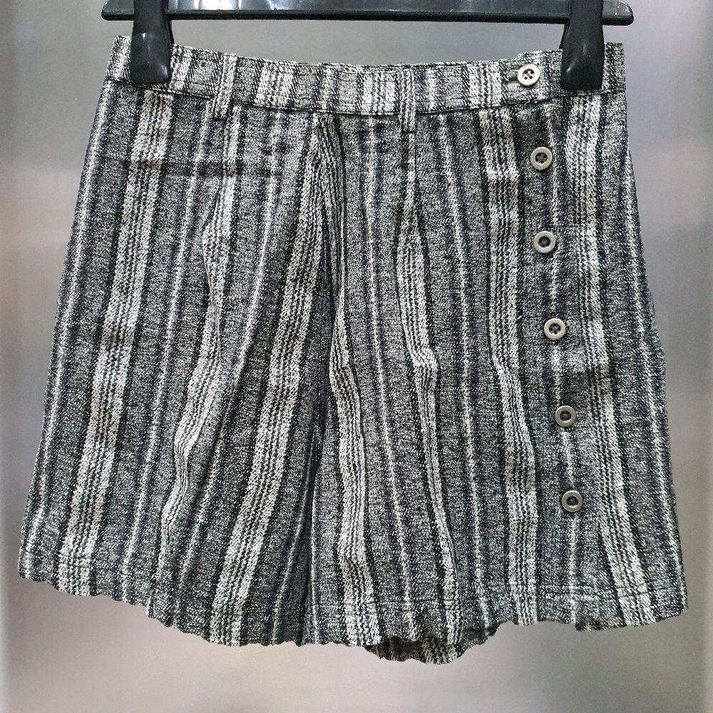 AK celana pendek wanita motif salur warna abu abu second prelove preloved bawahan casual cewek Short