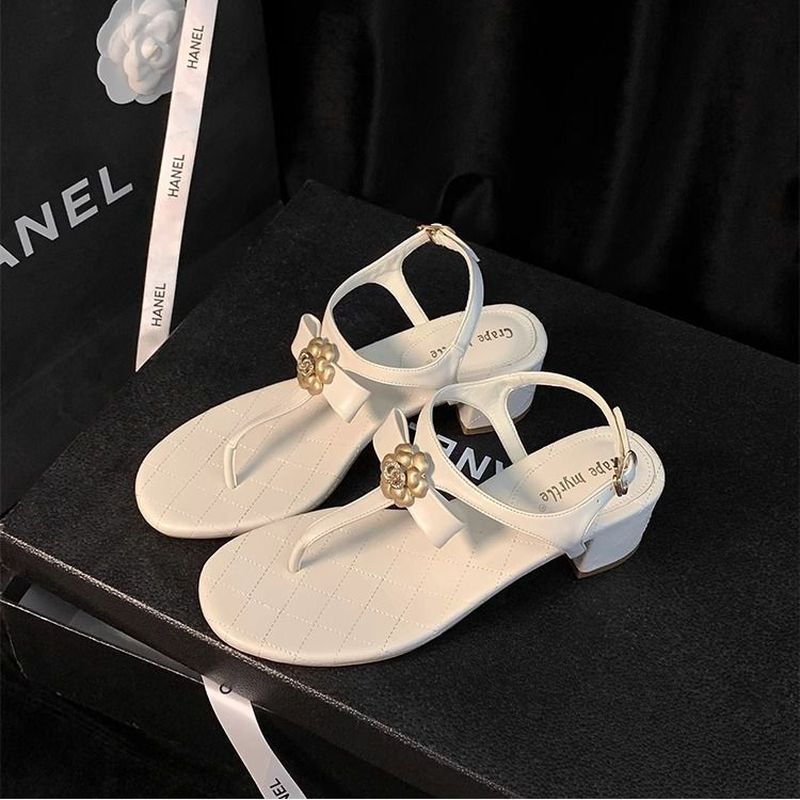 Sepatu hak tinggi model klip dengan pita kamelia yang elegan dan nyaman.