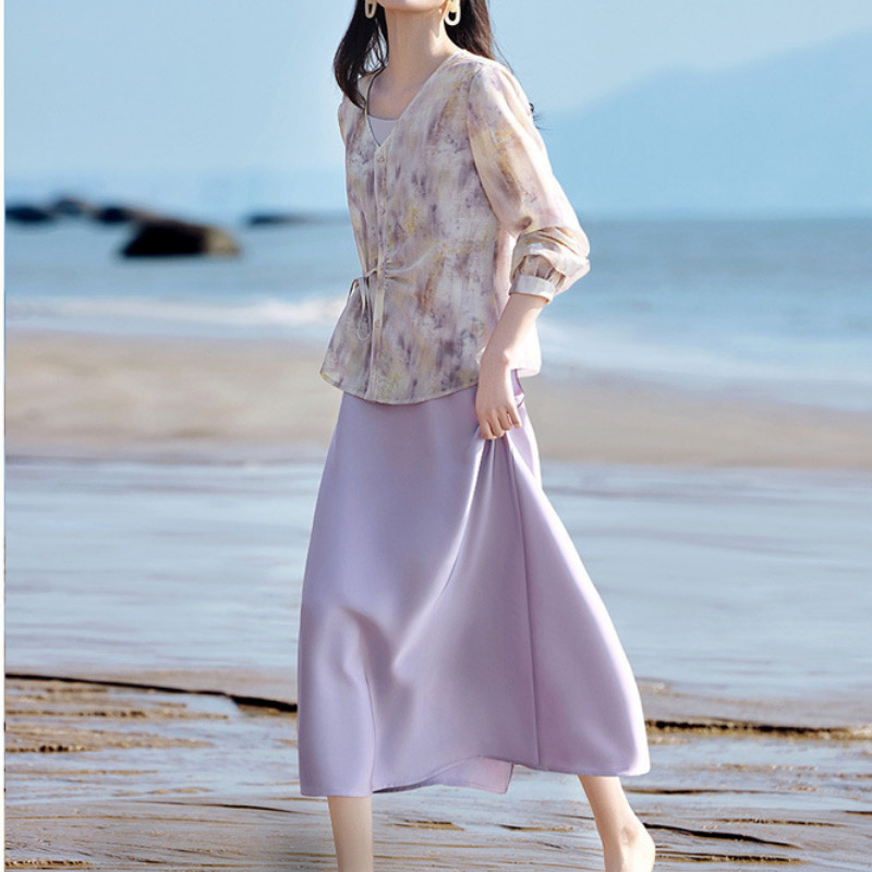Mode Vogue Set cardigan dan gaun slip tie-dye bergaya liburan yang lembut, elegan, dan anggun.