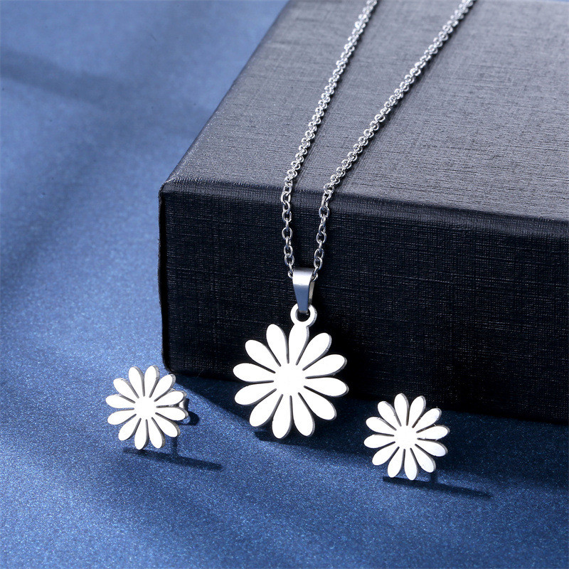 Stainless steel Eropa dan Amerika kalung daisy kecil segar wanita, dekorasi baja bunga gaya Jepang d