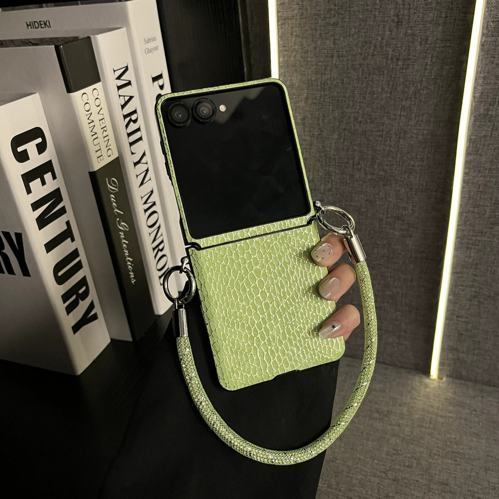 Casing Ponsel Mewah Motif Kulit Ular Hijau dengan Gelang Berlian Imitasi untuk Samsung Galaxy Z Flip