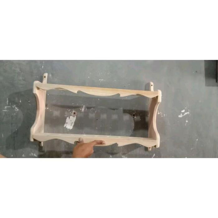 jagrak keris model dinding nempel panjang 60 tinggi 24 cm isi 7 keris NR33+