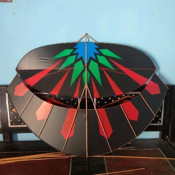 Bahan layangan udah diserut bersih Layang layang pegon ceper motif Simple