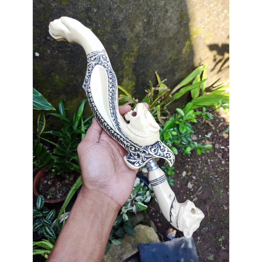 ZPS00029 Kujang Resin Warna Putih Motif Ukir Macan
